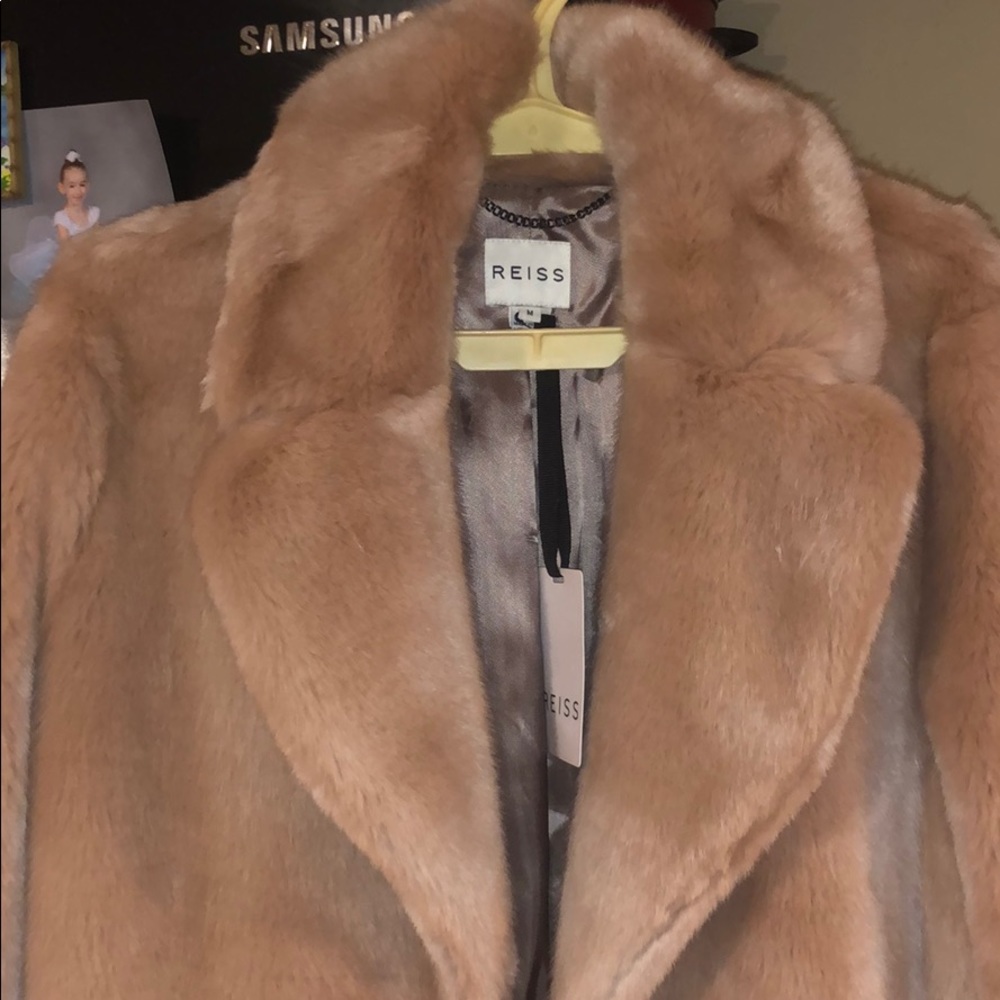 Reis’s faux fur coat